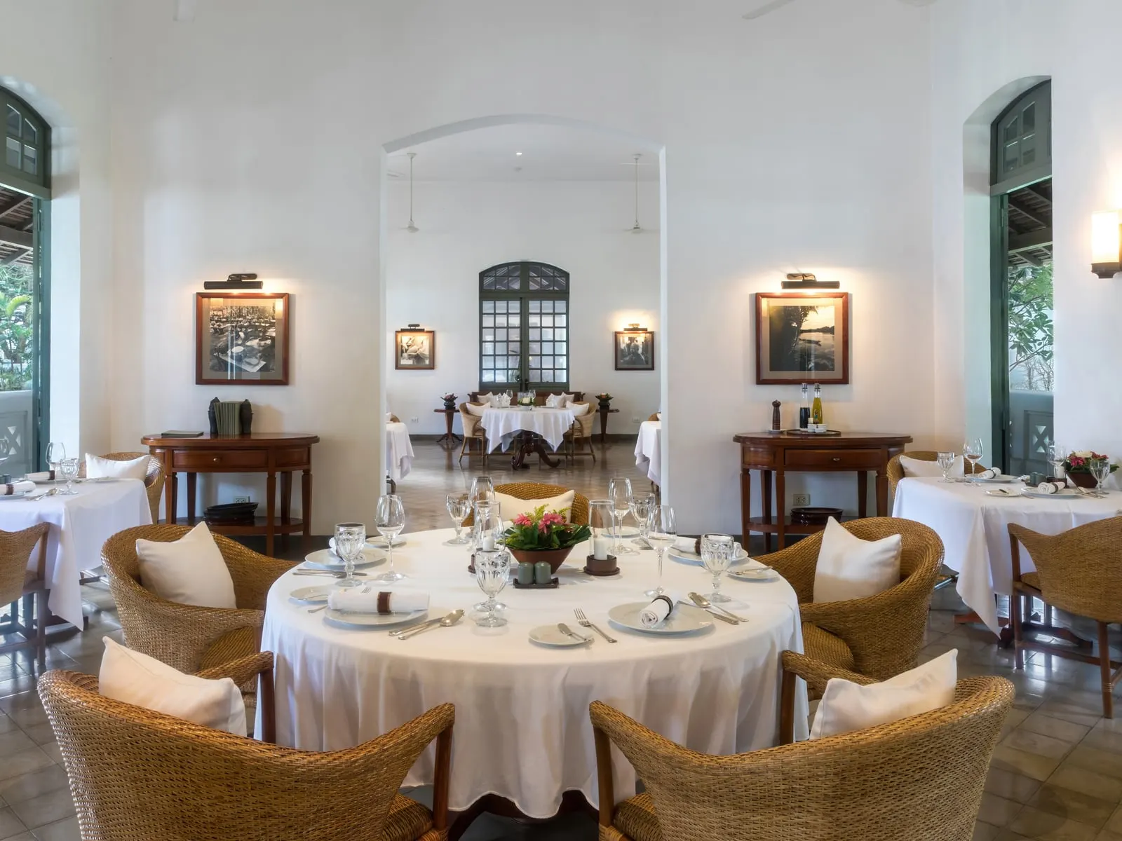 Symbolbild: heller, elegant gedeckter Speisesaal eines Hotelrestaurants (Illustrationsfoto, nicht das tatsächliche Restaurant)