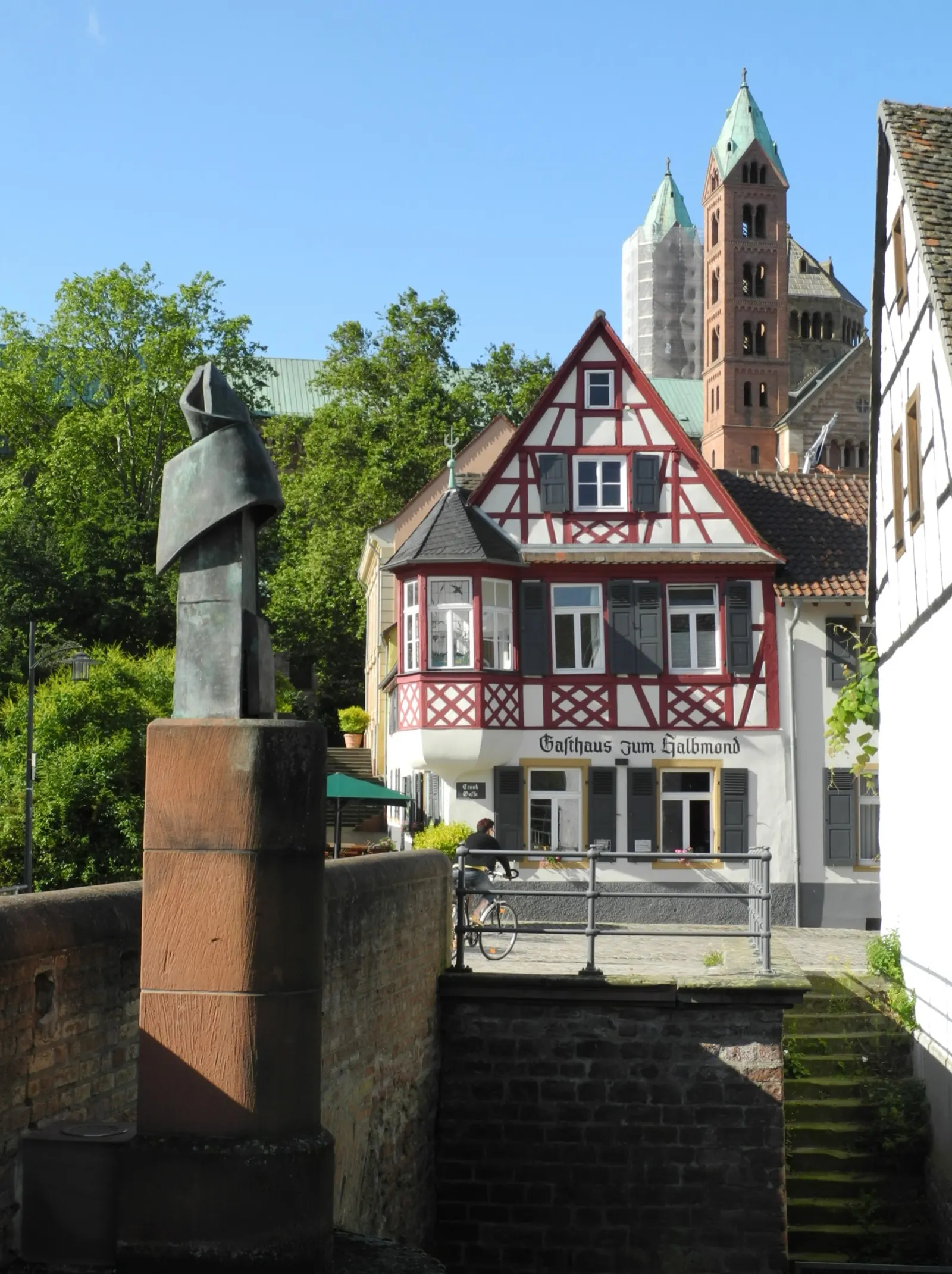 Fachwerkhaus Halbmond in der Speyerer Sonnengasse, historisches Gasthaus